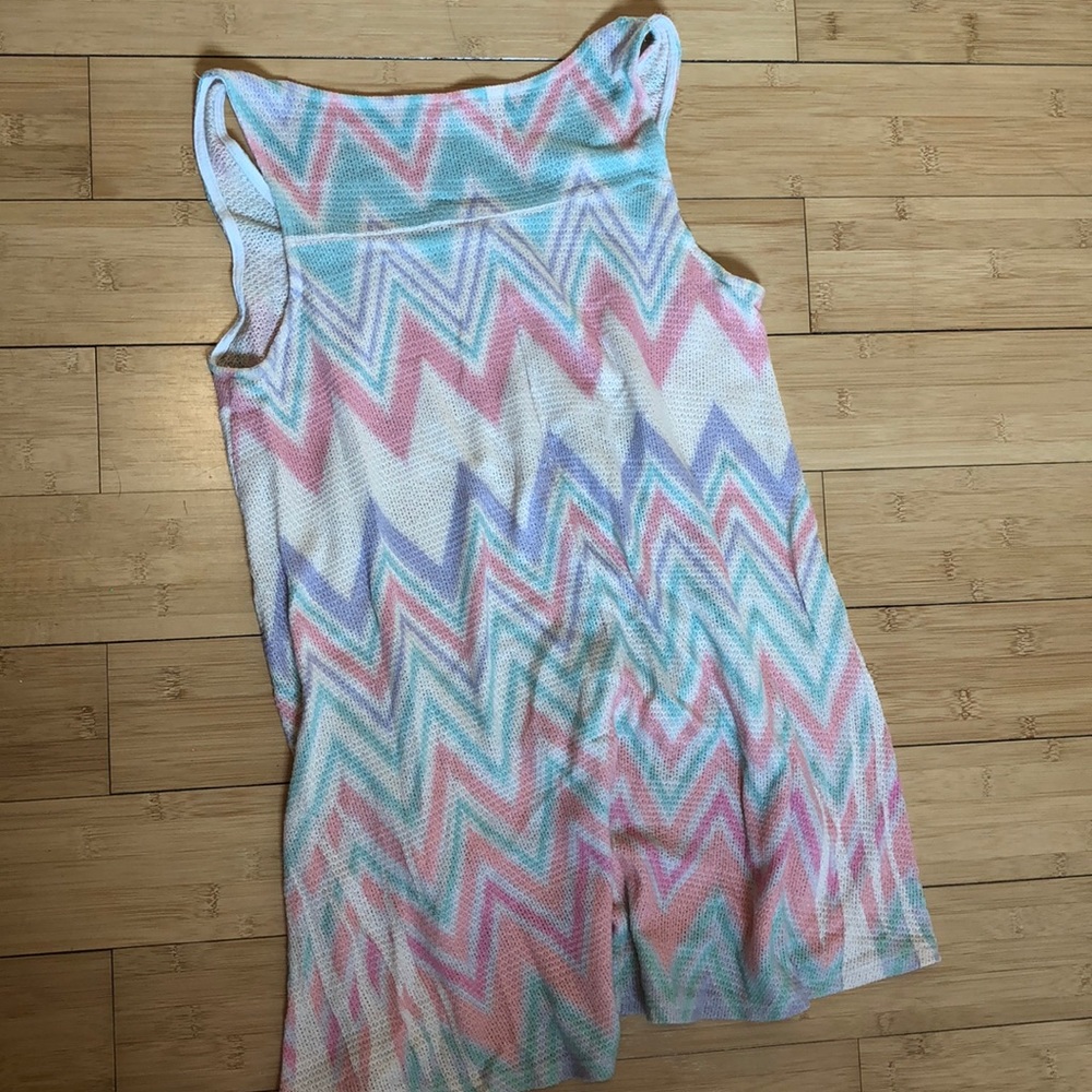 Cute patterned tank! - Picture 4 of 4
